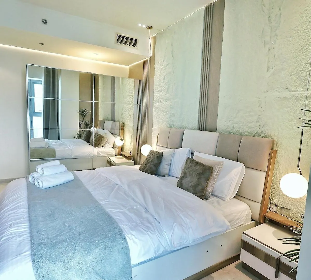 Apartment Skyline Sanctuary On The 82Nd